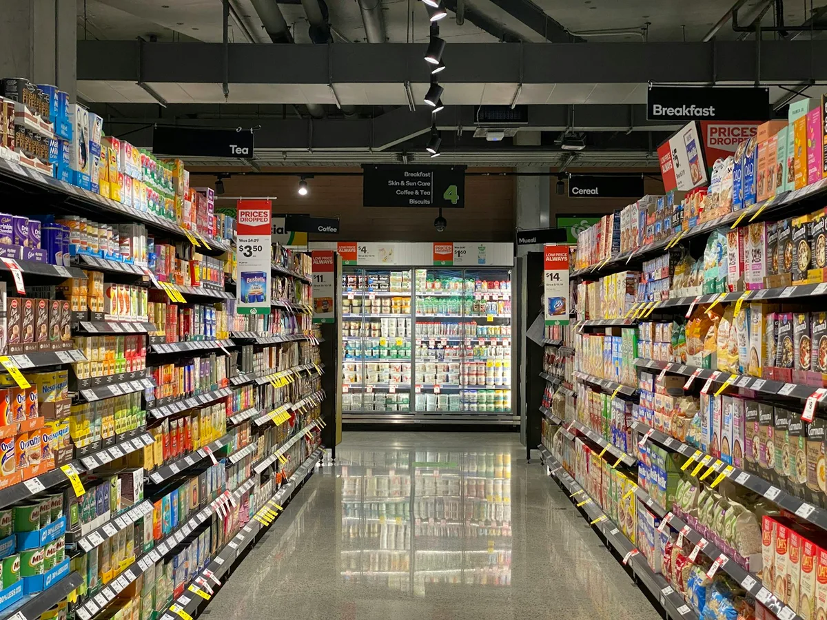Gevulde schappen in een supermarktgangpad