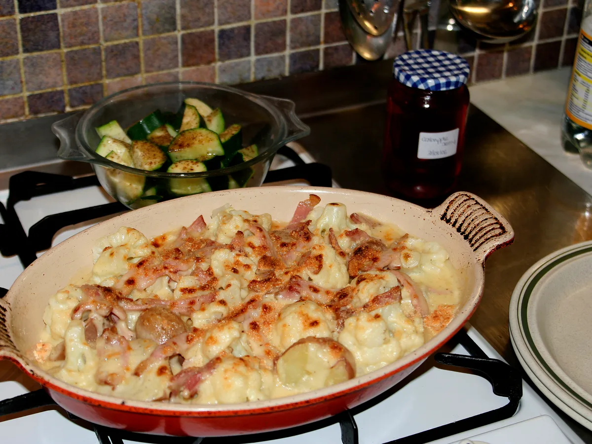 Bloemkool-ovenschotel met ham en kaas