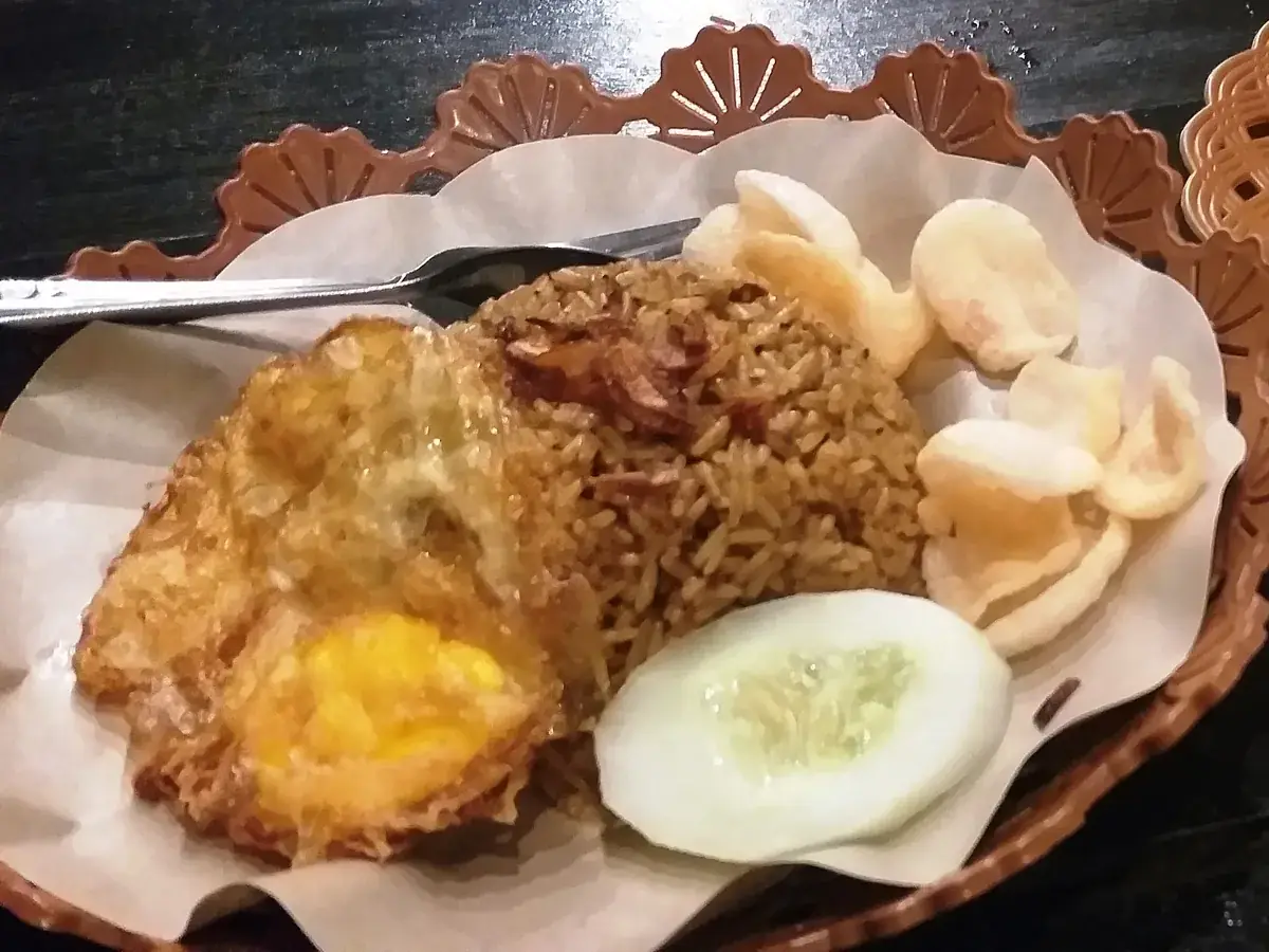 Nasi goreng met kip en ei